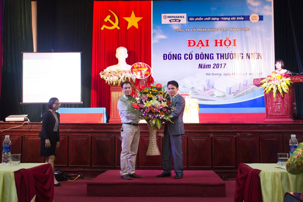 Ông Nguyễn Trung Việt - chủ tịch HĐQT HDPHARMA nhận hoa từ đại diện sở y tế Hải Dương