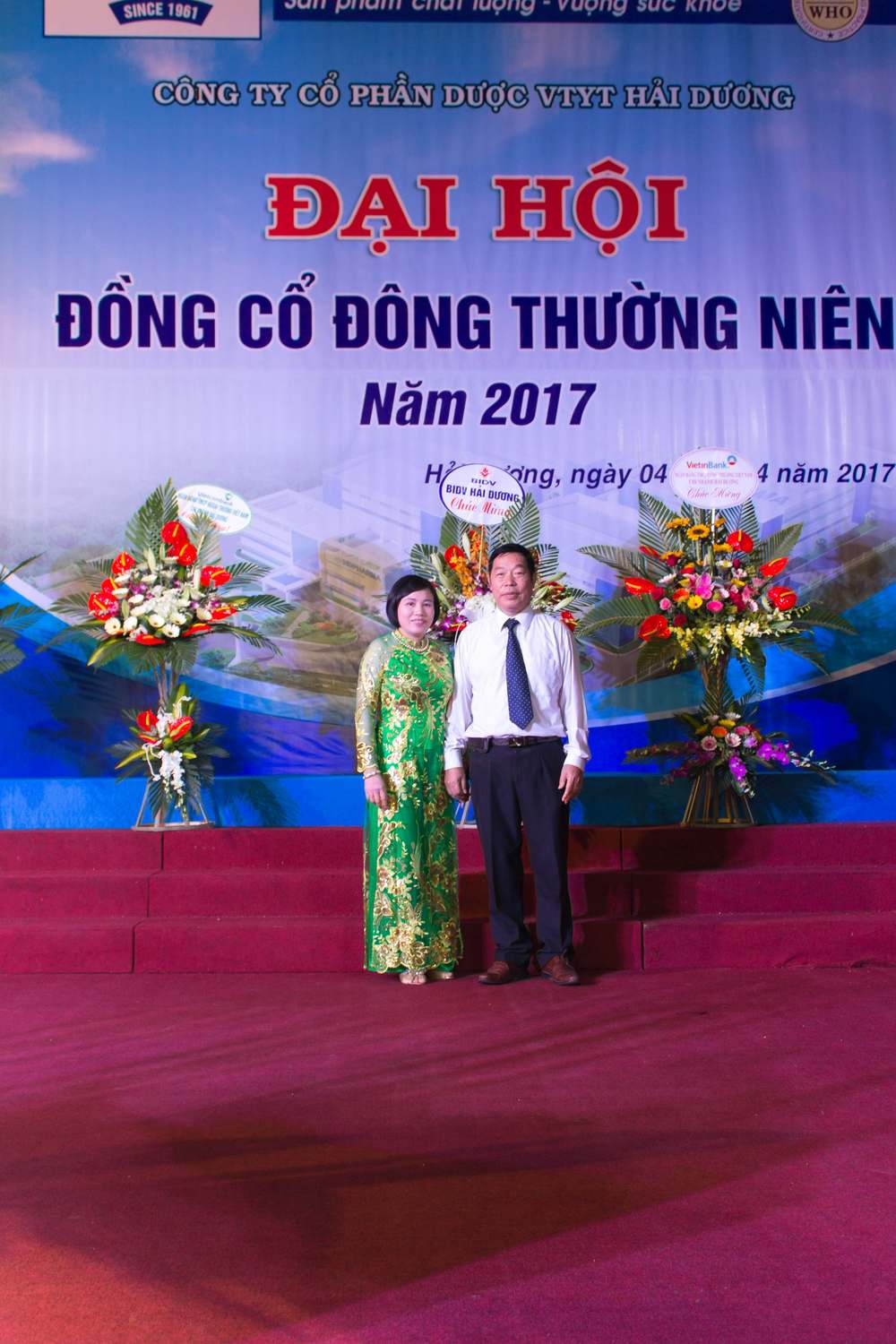 Tổng giám đốc Nguyễn Thị Tú Anh chụp ảnh tại đại hội